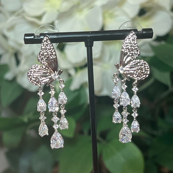 EYE CANDY LA • LUXE MONARCH BUTTERFLY • DROP EARRINGS - Picture 3 of 5